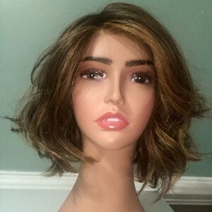 Synthetic Short Layered Wig in Light Brown with Highlights